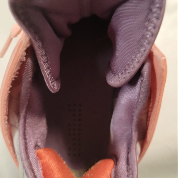 Nike LeBron 19 Low Hawaii - Picture 6 of 9